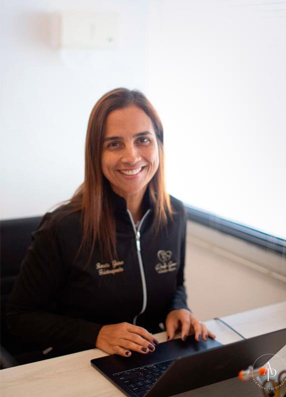 Renata Gama usando um notebook