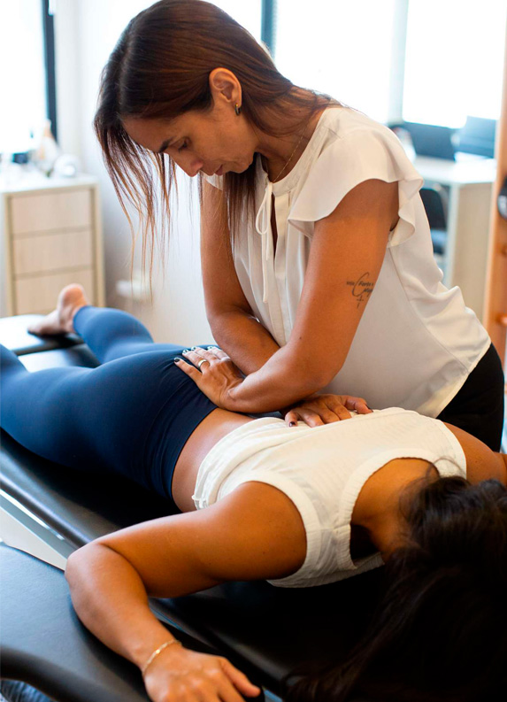 Profissional aplicando fisioterapia